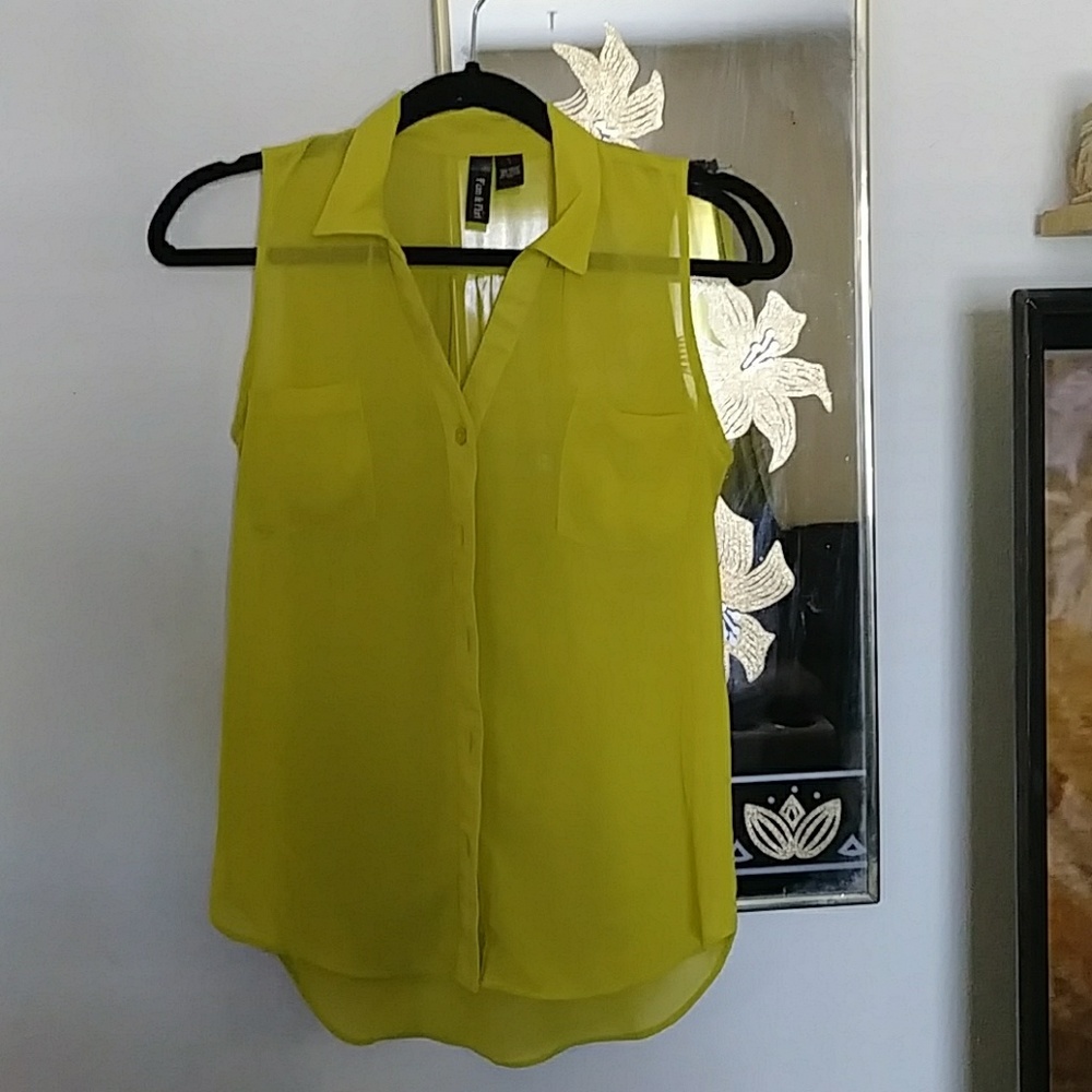 Women sleeveless top